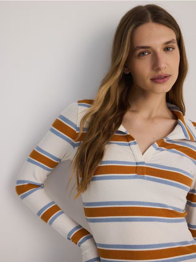 Reserved - Longsleeve polo w paski - kremowy