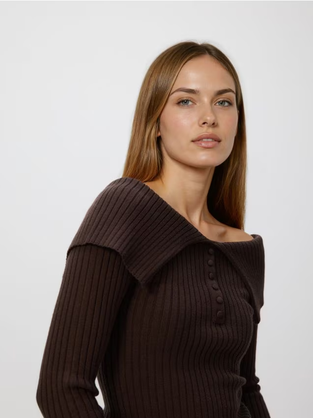 Reserved - Sweter z wykładanym kołnierzem - brązowy