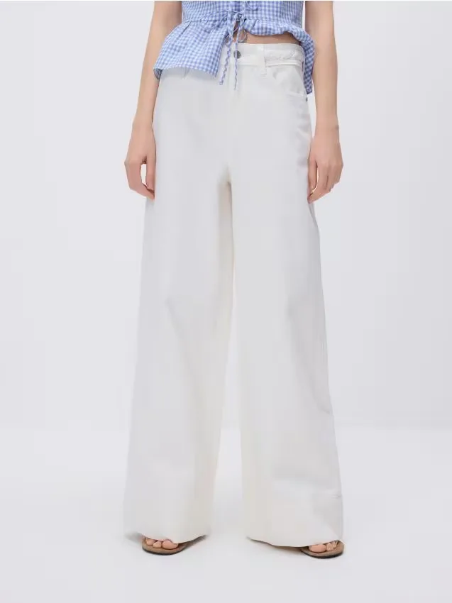 Reserved - Jeansy wide leg z ozdobną wstawką - biały