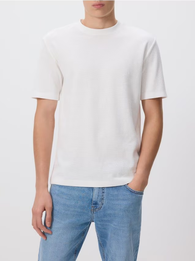 Reserved - Strukturalny t-shirt comfort fit - złamana biel
